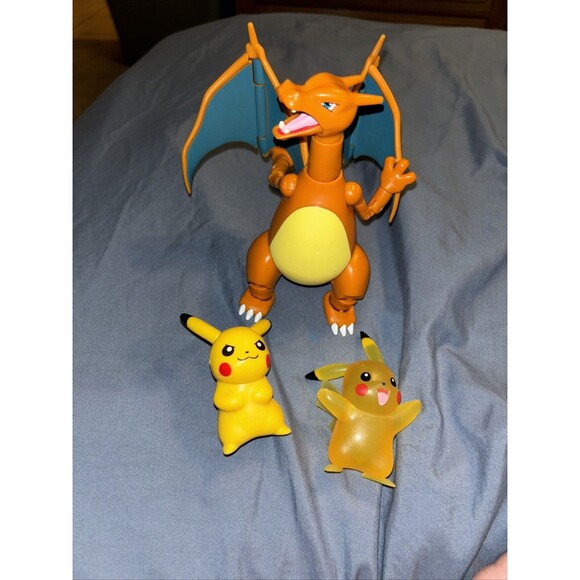 Pokémon Charizard Pokémon Action Figure - PKW2407 Plus 2 Pikachus - Picture 1 of 9